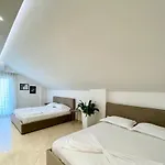 Lovely Rooftop Apartamento Golem (Tirana)