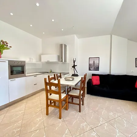 Daire Lovely 3-bedroom With Free Parking *