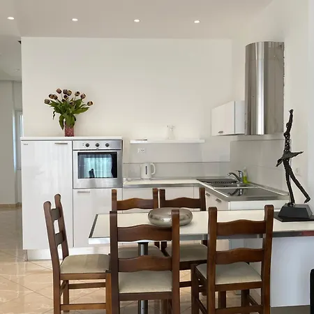 Daire Lovely 3-bedroom With Free Parking